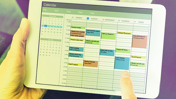 Zdjęcie tabletu z otwartą aplikacja kalendarza.