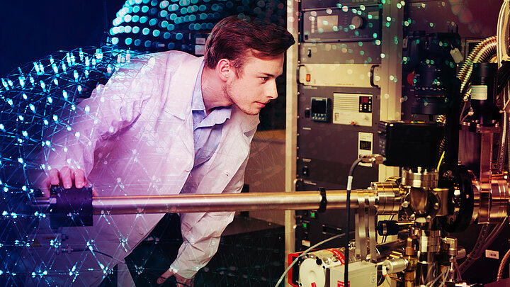 Młody naukowac pracujący przy skomplikowanaj aparaturze laboratoryjnej. 